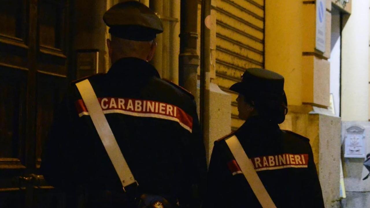 Tenta di sfondare la porta di casa dell’ ex e aggredisce i carabinieri: arrestato