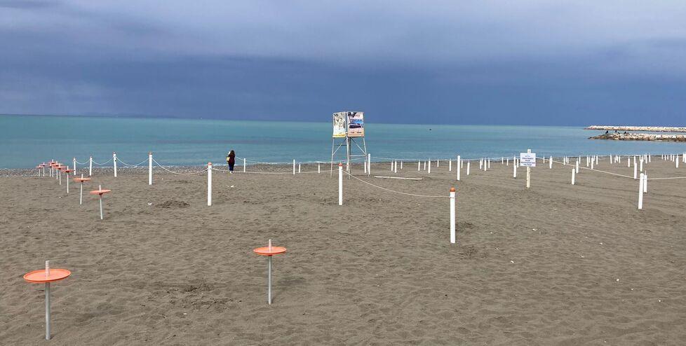 Cecina, iniziata la stagione balneare: spiagge libere senza bagnini