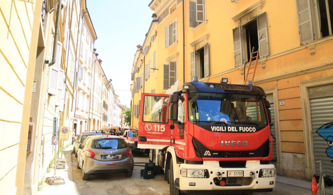 Modena, incendio in un appartamento in centro