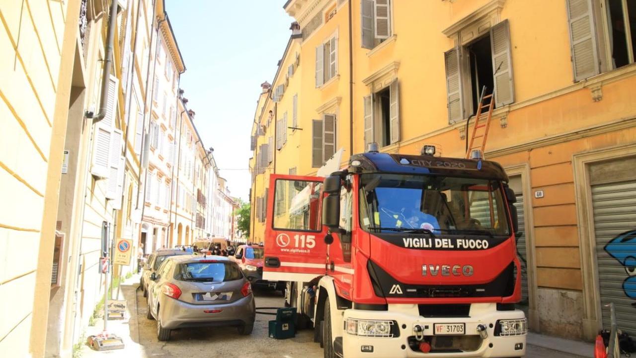 Modena, incendio in un appartamento in centro