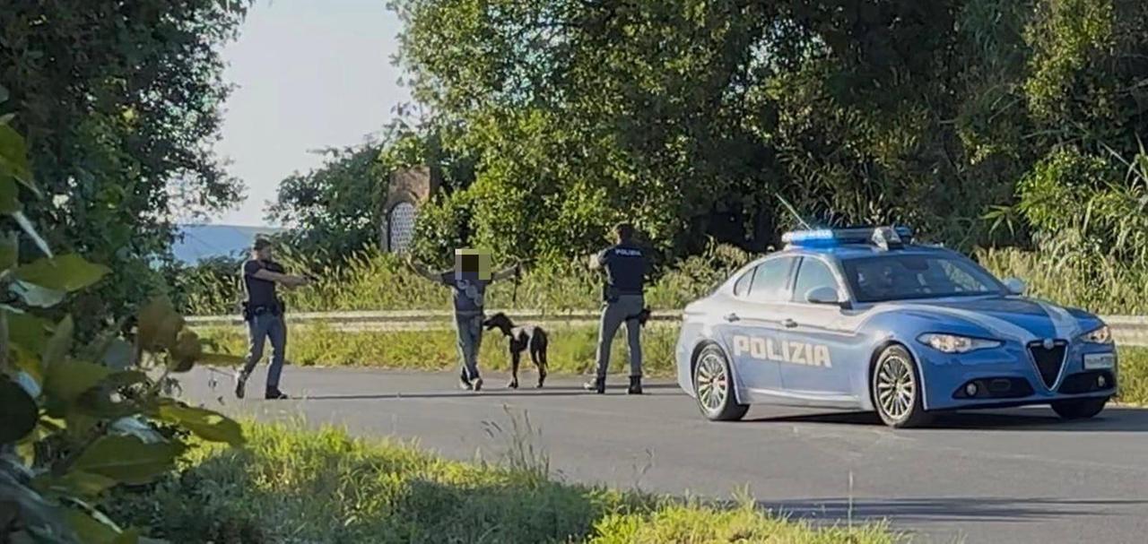 
	La cattura dell'uomo in via del Limoncino da parte dei poliziotti delle volanti

