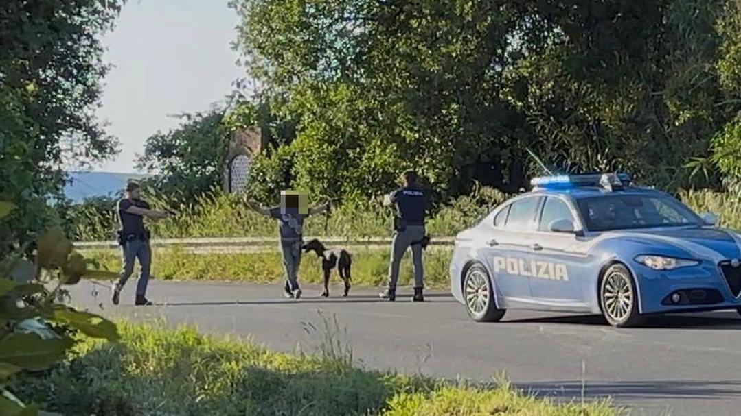 La cattura dell'uomo in via del Limoncino da parte dei poliziotti delle volanti