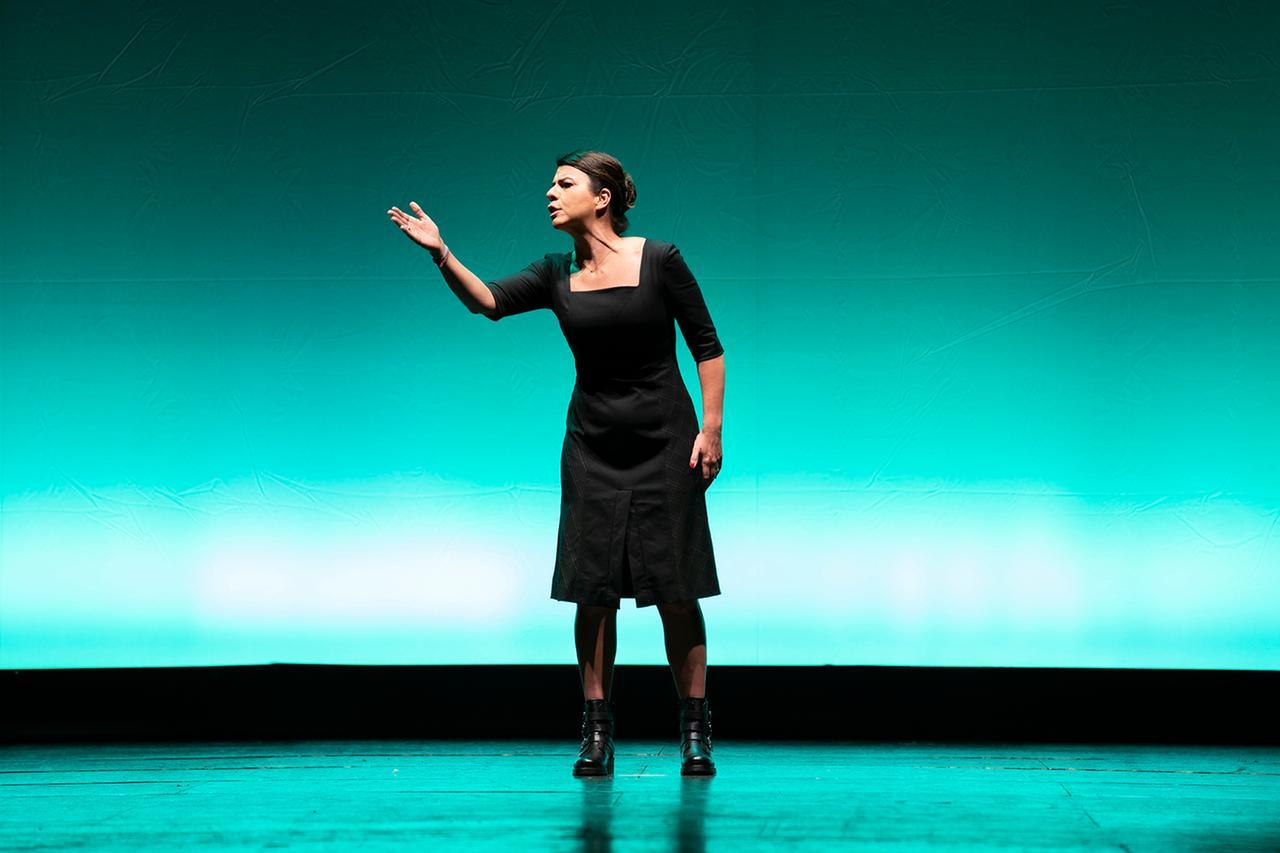 Geppi Cucciari porta in Sardegna “Perfetta”: monologo sulle donne, con le musiche di Fresu e i costumi di Marras