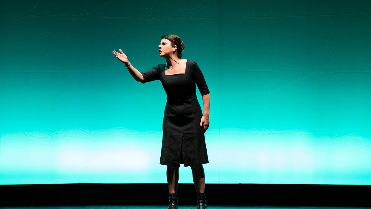 Geppi Cucciari porta in Sardegna “Perfetta”: monologo sulle donne, con le musiche di Fresu e i costumi di Marras