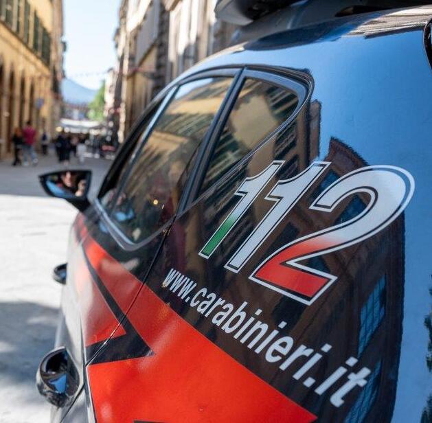 Lucca, botte e maltrattamenti in famiglia: in due finiscono in cella