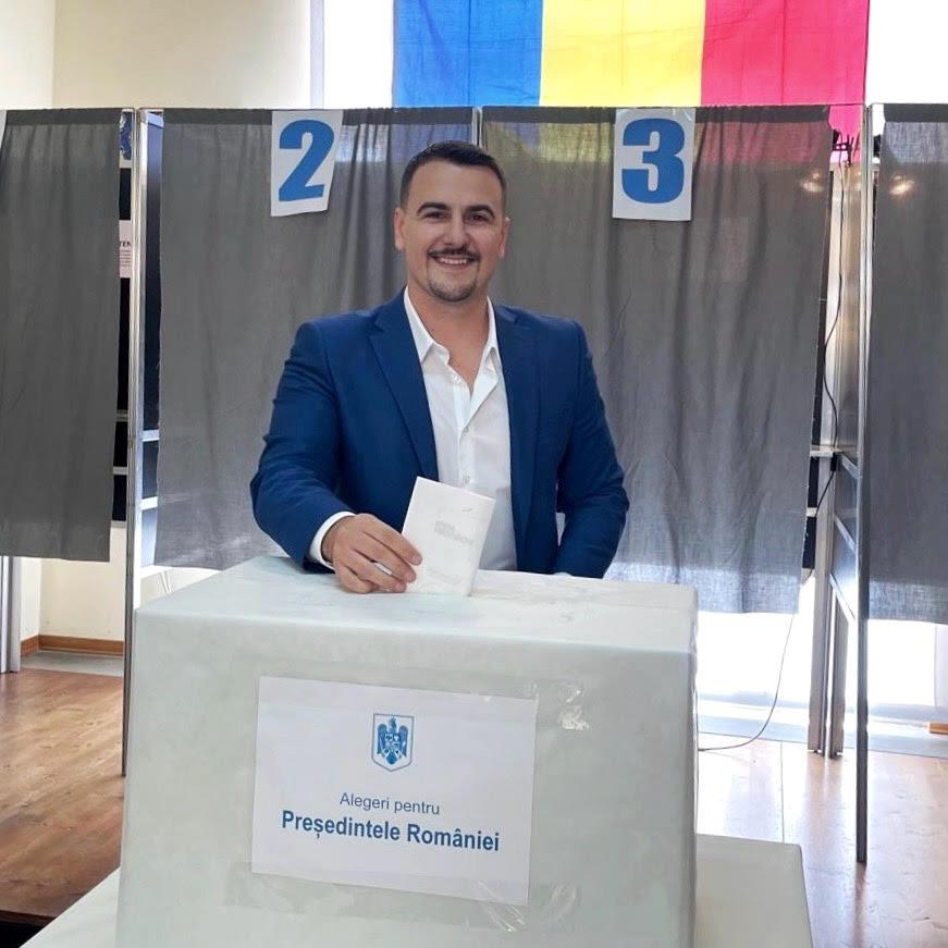 
	Il consigliere Claudiu Stanasel al seggio di Iolo

