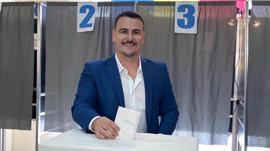 Il consigliere Claudiu Stanasel al seggio di Iolo