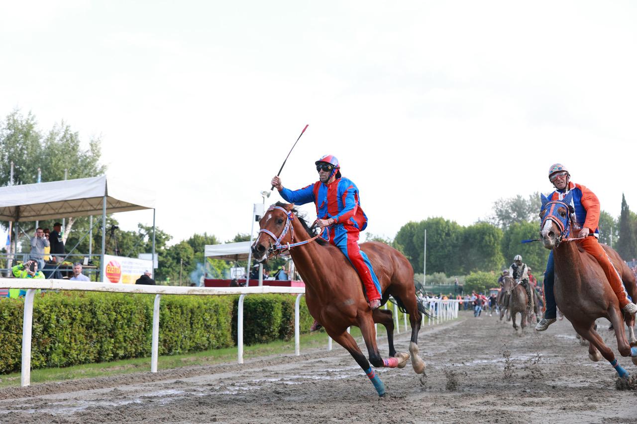 Palio di Fucecchio, con i fantini sardi non c’è storia: ecco i vincitori