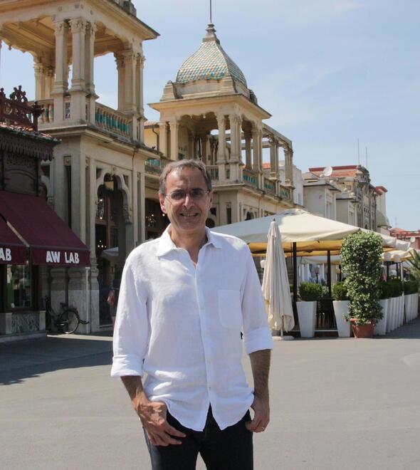 Lo scrittore Giampaolo Simi in Passeggiata a Viareggio (foto Roberto Paglianti)