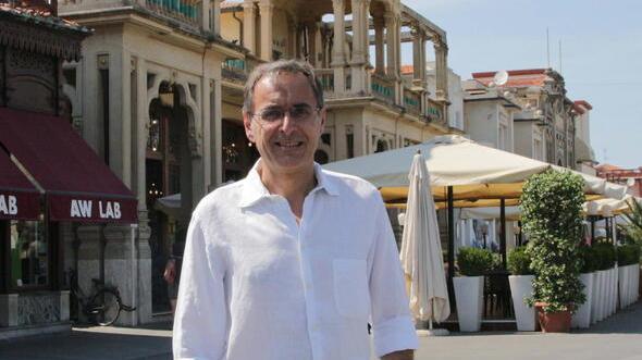 Lo scrittore Giampaolo Simi in Passeggiata a Viareggio (foto Roberto Paglianti)