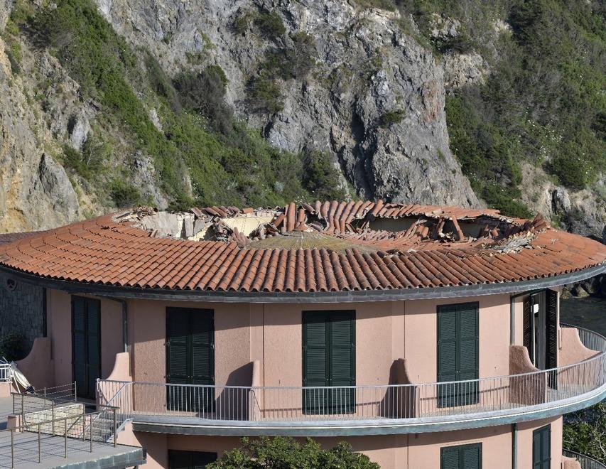 
	Il tetto del The Caesar hotel Capo d&rsquo;Uomo &egrave; collassato nella parte centrale&nbsp;(foto Enzo Russo)

