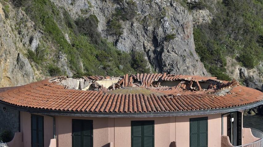 Il tetto del The Caesar hotel Capo d’Uomo è collassato nella parte centrale (foto Enzo Russo)