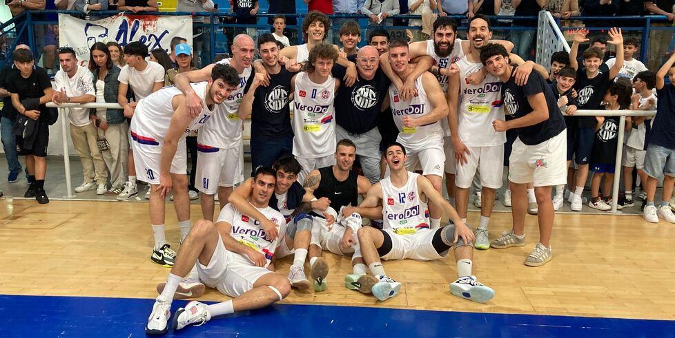 
	L&rsquo;esultanza del Cecina dopo aver conquistato la salvezza (Foto Falorni/Stick)

