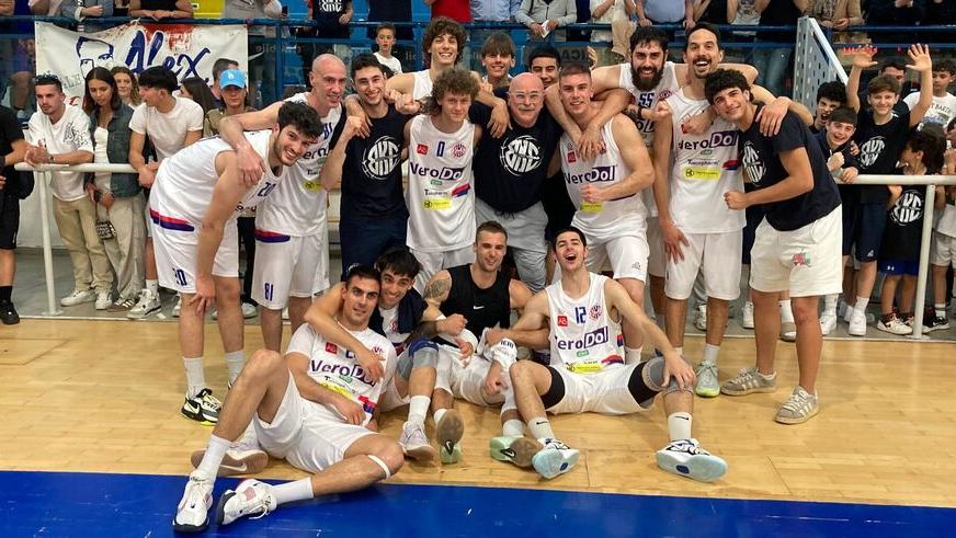 L’esultanza del Cecina dopo aver conquistato la salvezza (Foto Falorni/Stick)