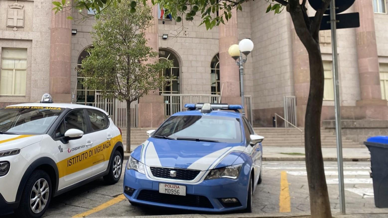 Sassari, 17enne pestato e rapinato nel centro storico: due giovani in carcere