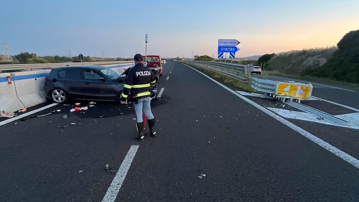 Sassari, perde il controllo dell’auto e si schianta contro il guard rail: tra i feriti un bambino di 3 anni