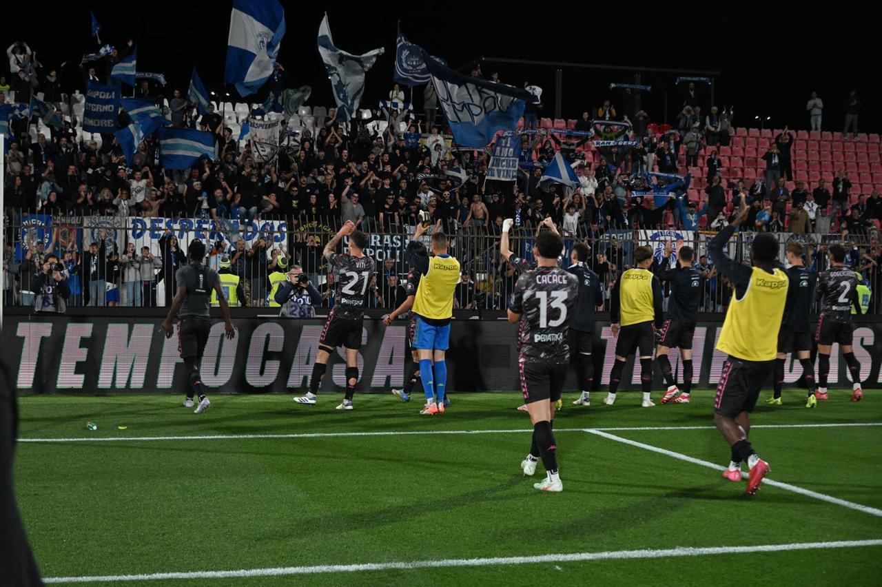 
	L'esultanza degli azzurri sotto la curva dei propri tifosi (foto Nucci)


