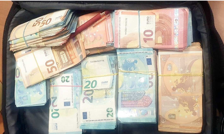 
	La borsa per computer dove so no stati trovati 47.860 euro in contanti il 28 dicembre del 2023 alla Rosa

