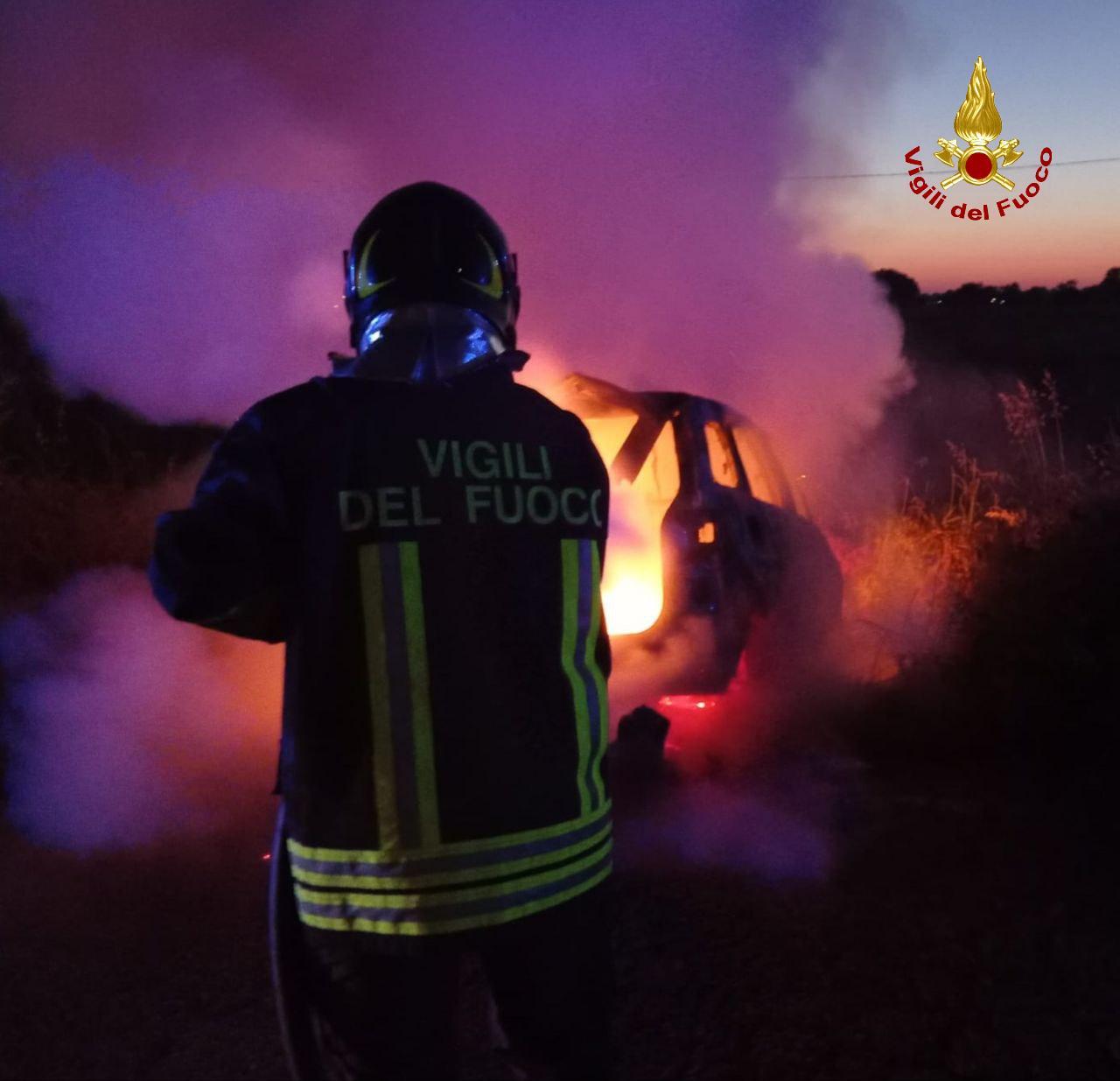 Ancora un’auto distrutta dalle fiamme nella notte: ipotesi dolo