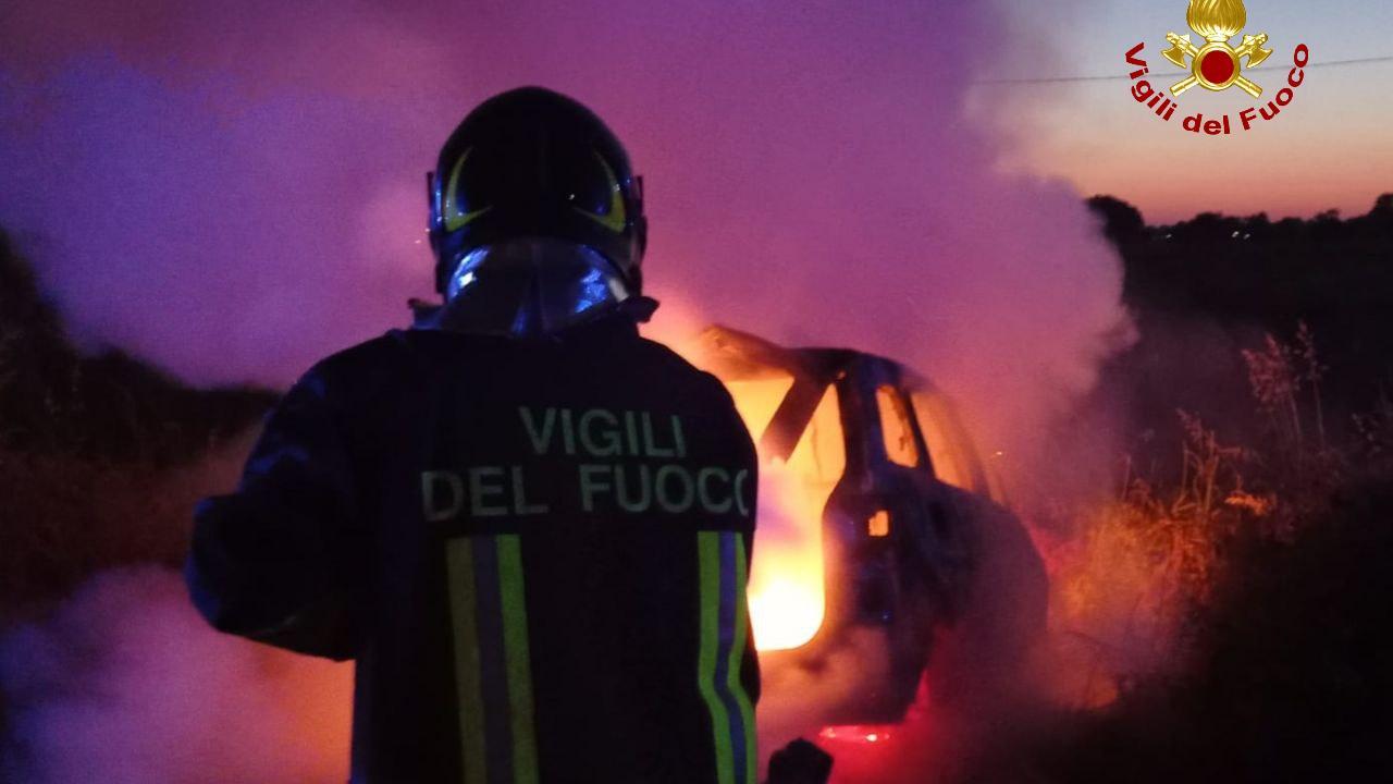 Ancora un’auto distrutta dalle fiamme nella notte: ipotesi dolo