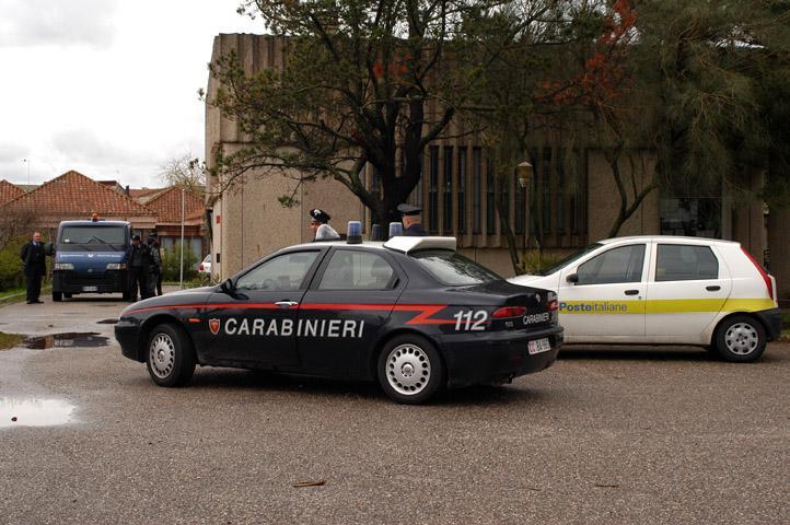 Allarme rapina alle Poste, un correntista si presenta con la pistola