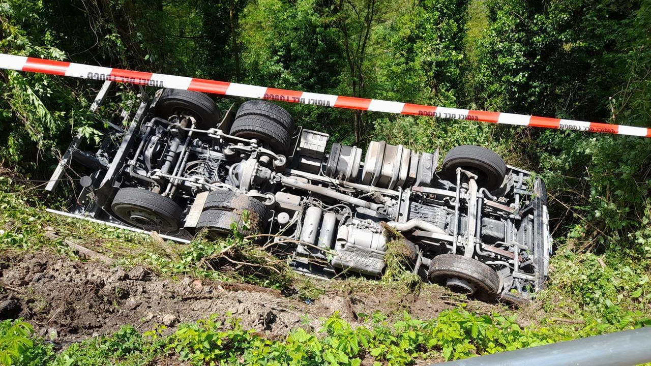 Il mezzo finito fuori strada