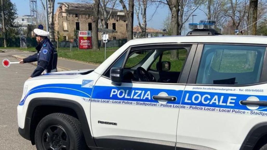 Un controllo della polizia locale delle Terre d'Argine