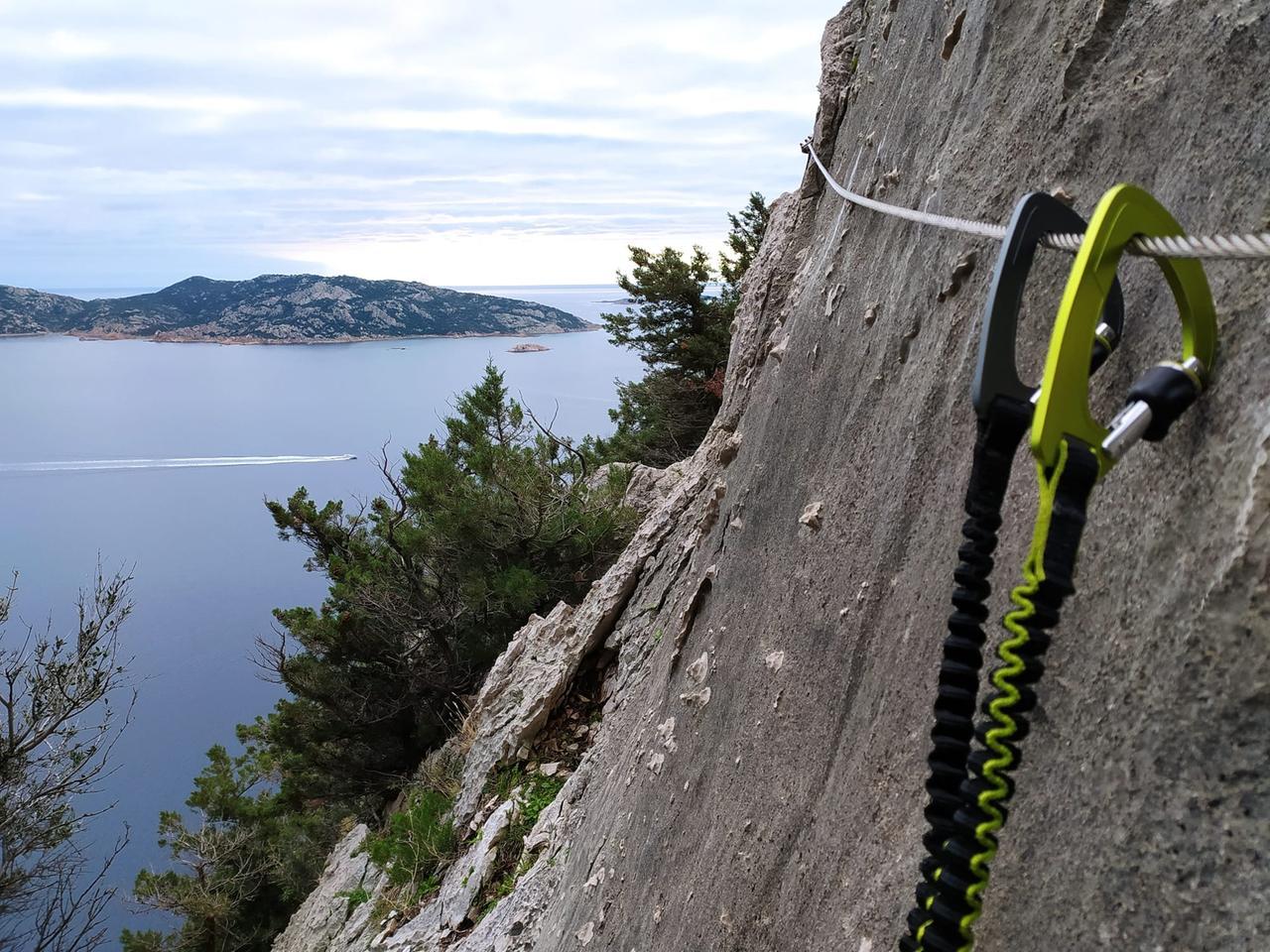 
	Un tratto della Ferrata degli Angeli a Tavolara

