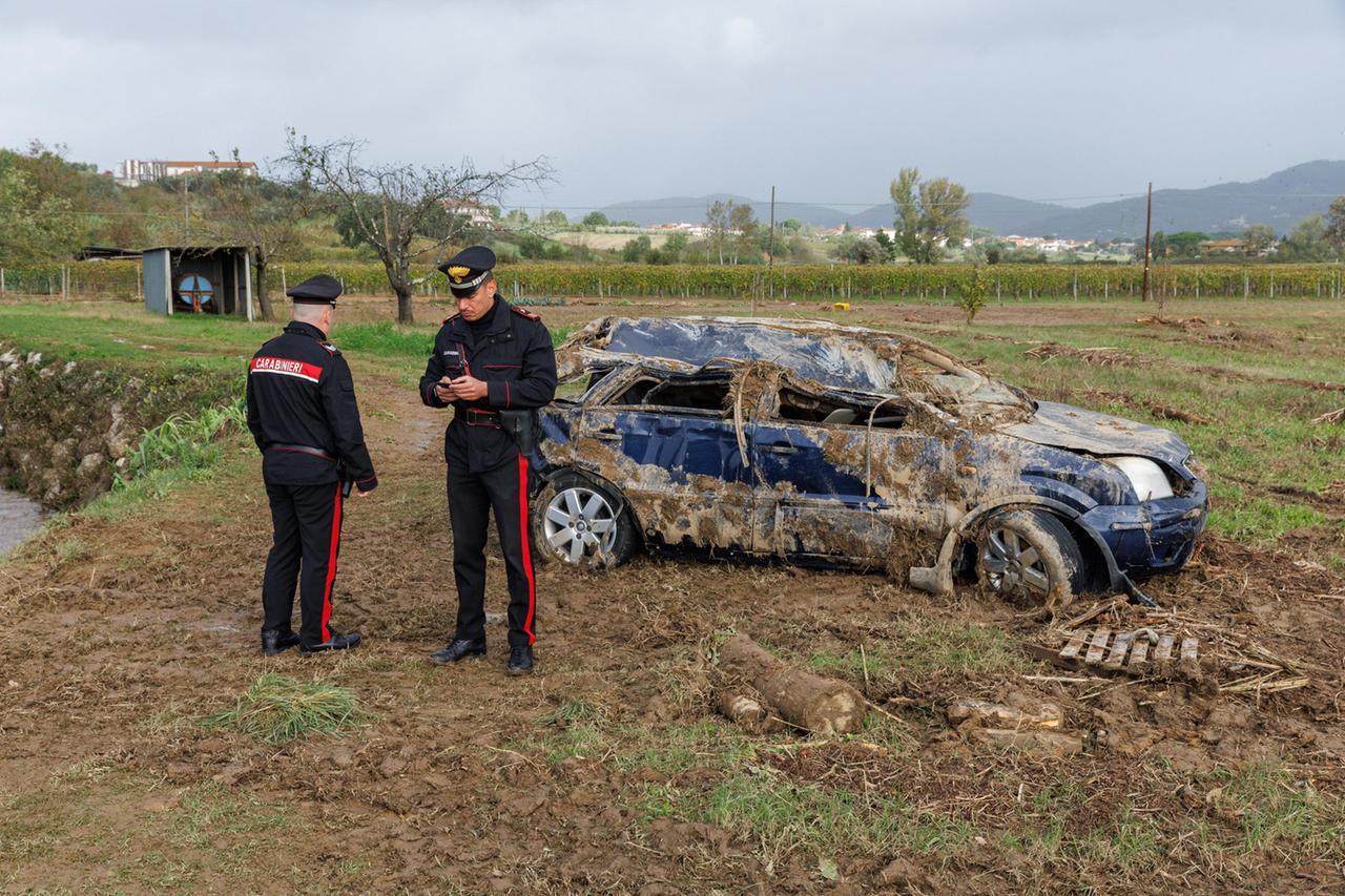 
	L'auto dei coniugi ritrovata pi&ugrave; a valle (foto Nucci)

