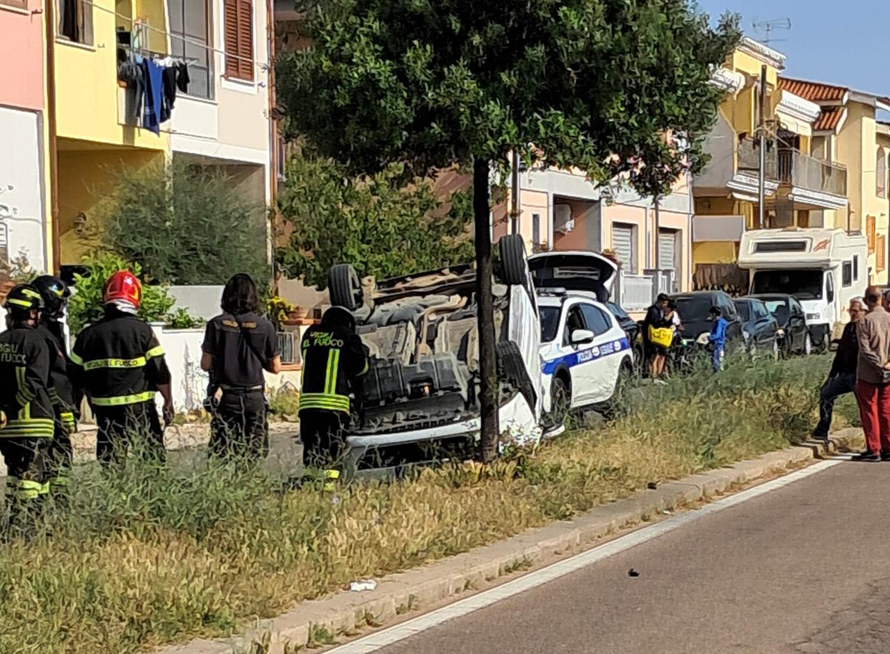 Olbia, incidente in Zona Bandinu: auto si ribalta nell’aiuola spartitraffico