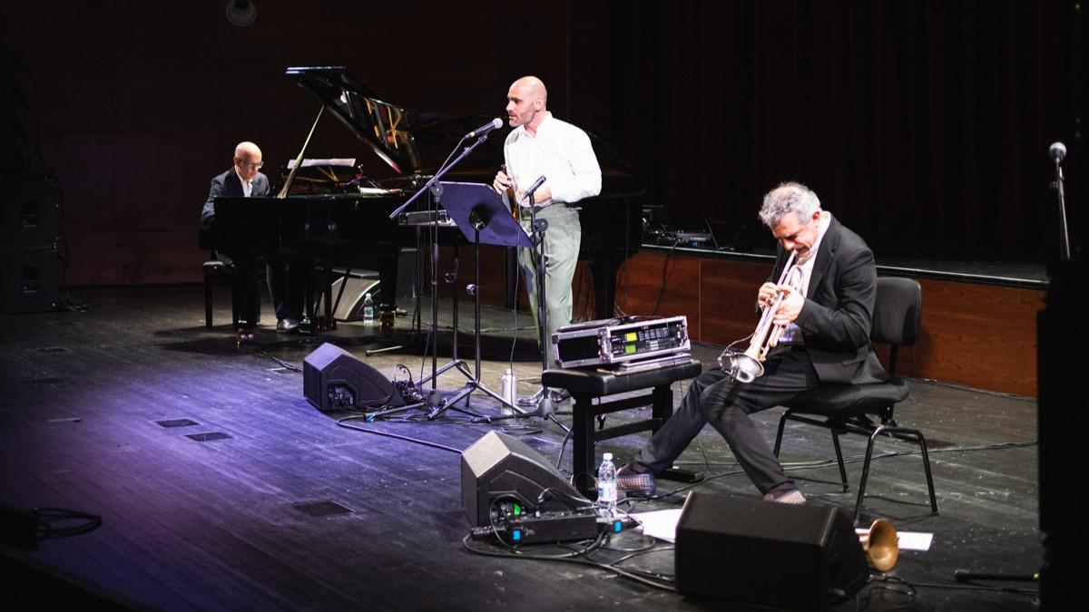 “Un anno sull’Altipiano”: lo spettacolo che omaggia Emilio Lussu e denuncia tutte le guerre