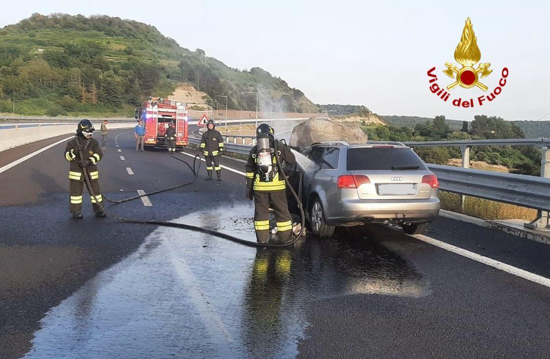 Auto in fiamme sulla 131 all’altezza di Bonorva, intervengono i vigili del fuoco