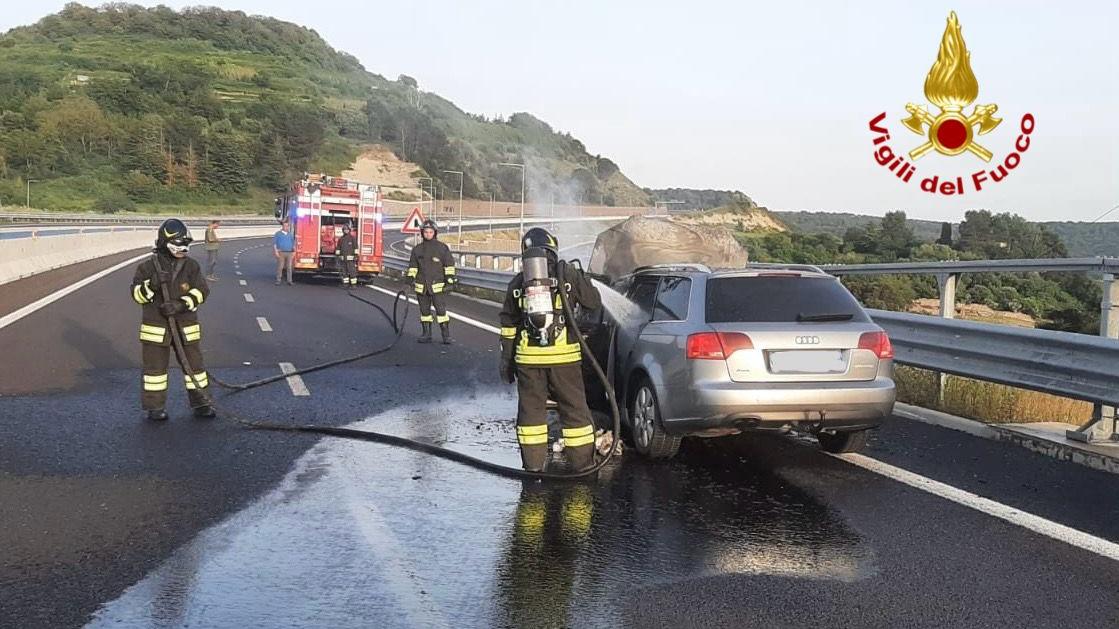Auto in fiamme sulla 131 all’altezza di Bonorva, intervengono i vigili del fuoco