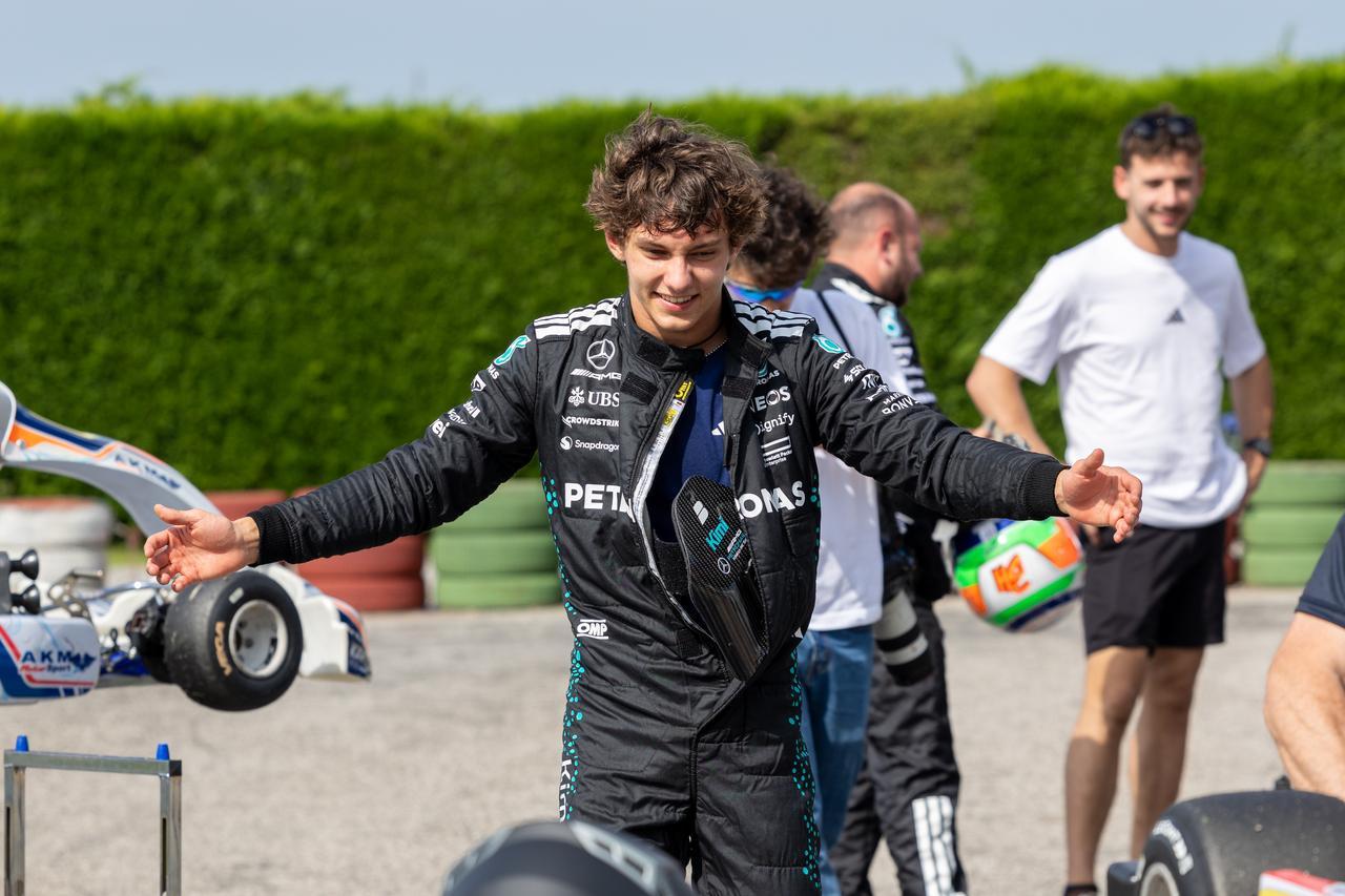 Antonelli sui go-kart a Migliaro. Il pilota di Formula 1 in pista dopo il Gp di Imola
