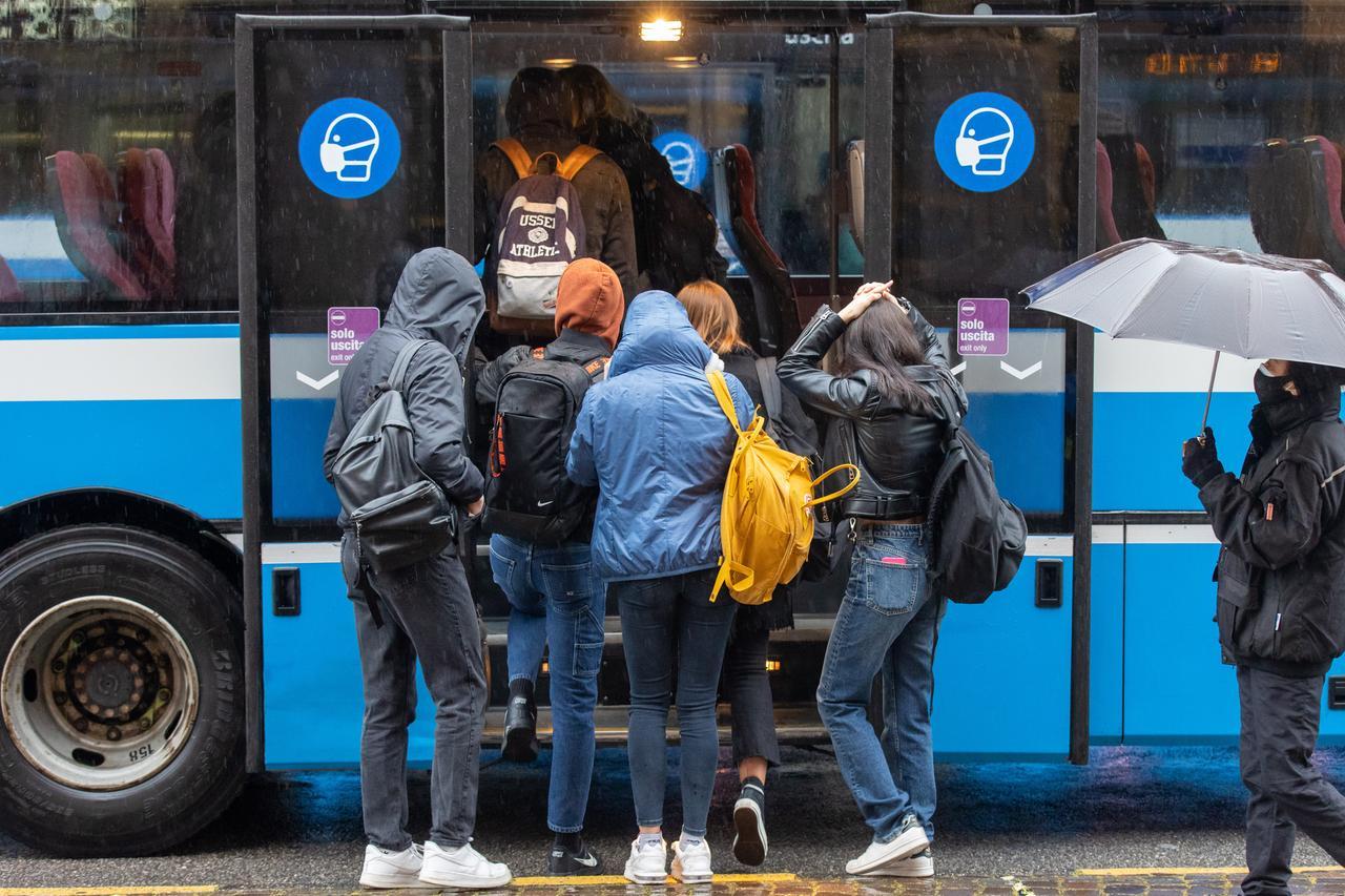Spray al peperoncino sul bus: panico tra gli studenti