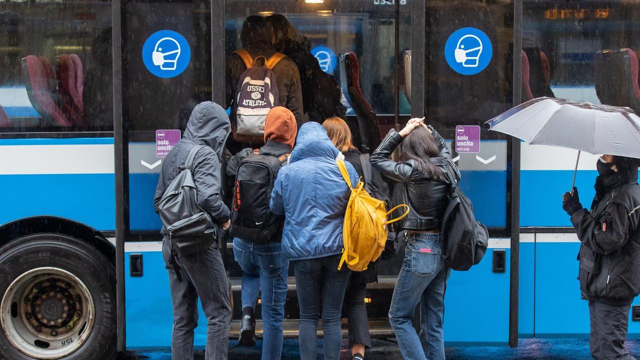 Spray al peperoncino sul bus: panico tra gli studenti