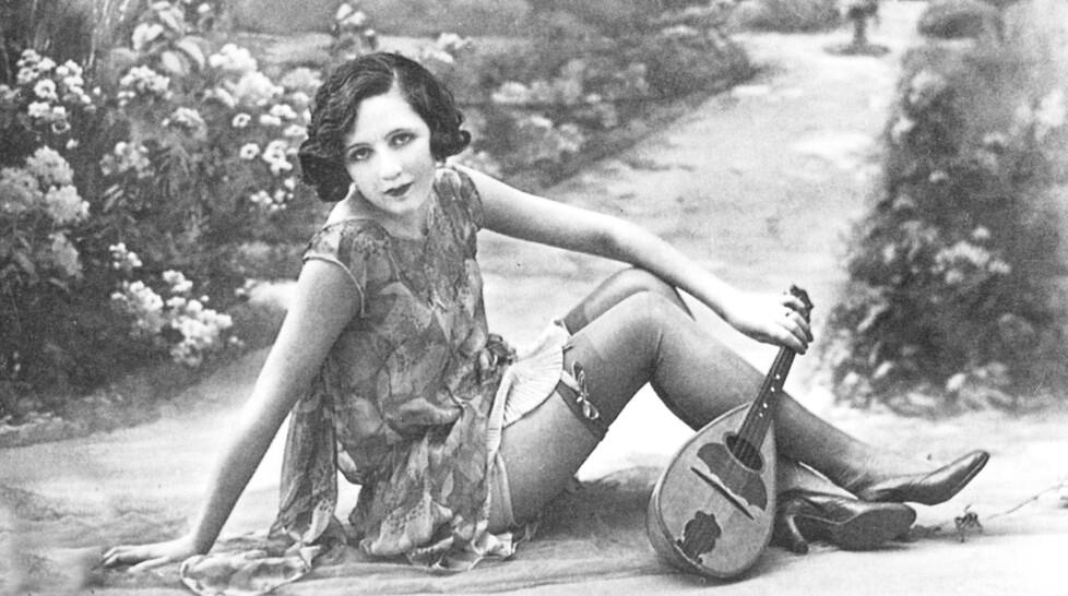 Case chiuse e “veneri vaganti”: storia della città a luci rosse