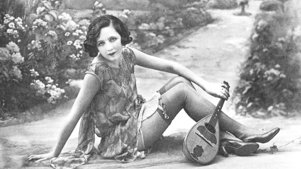 Case chiuse e “veneri vaganti”: storia della città a luci rosse