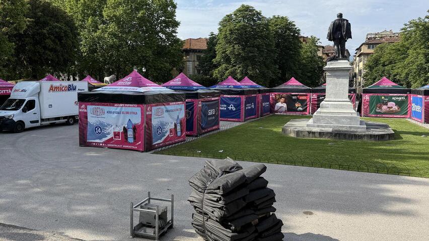 I preparativi in città (foto Nucci)