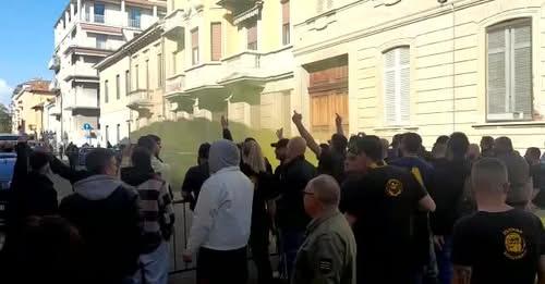L’agguato ai livornesi con catene e aste fuori dal palasport