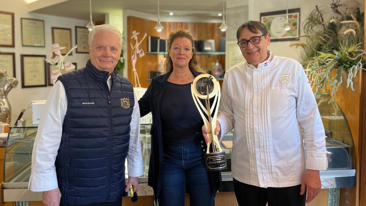 Luca Mannori, a destra, insieme a Iginio Massari e alla sindaca Ilaria Bugetti