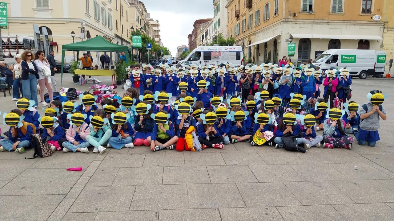 Bambini e anziani insieme per conoscere le api: in piazza d’Italia la festa finale – VIDEO