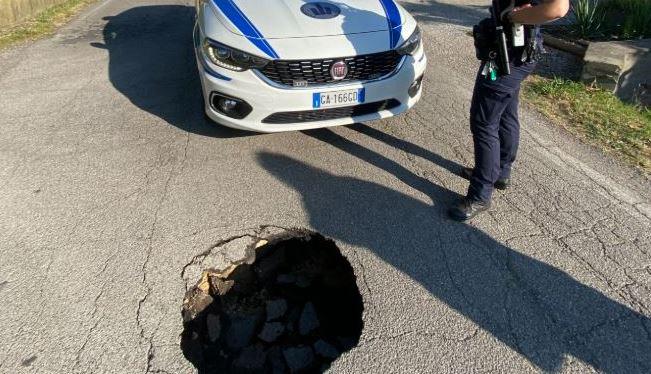 Asfalto cede a Monestirolo, voragine improvvisa lungo la via