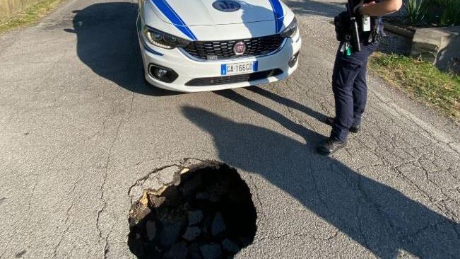 Asfalto cede a Monestirolo, voragine improvvisa lungo la via