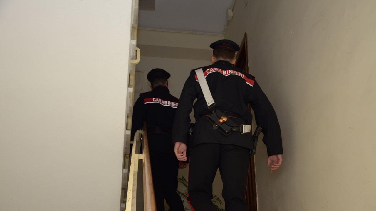 Ai domiciliari per maltrattamenti, usciva per picchiare la ex: arrestato