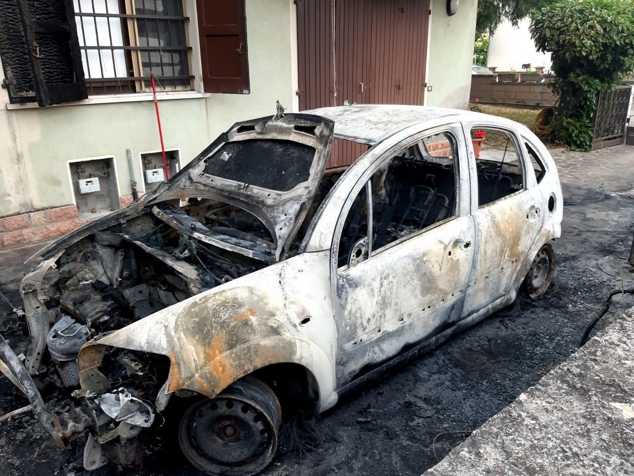 Auto distrutta dalle fiamme: terzo episodio in tre giorni