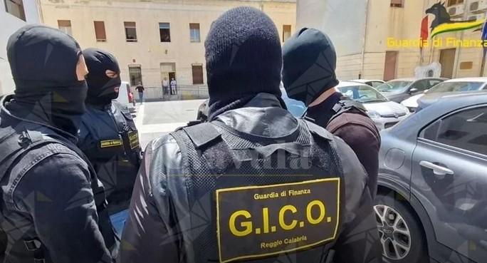 Prato, l’alleanza tra la camorra e gli sfruttatori degli operai: dieci arresti