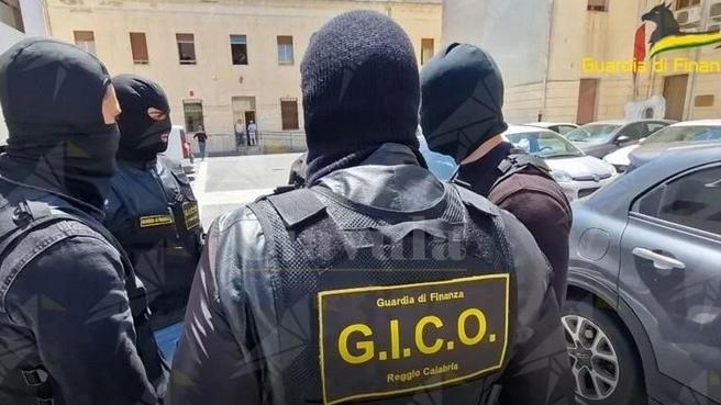 Prato, l’alleanza tra la camorra e gli sfruttatori degli operai: dieci arresti