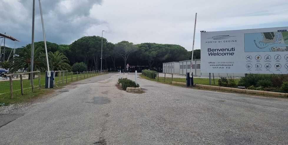Una veduta dell’ingresso del porto di Cecina