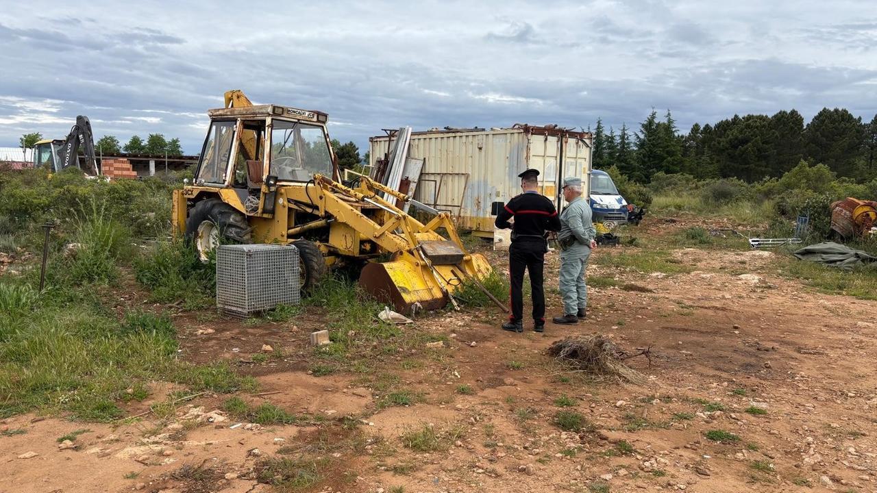 Scoperta una discarica abusiva: nel terreno elettrodomestici, eternit e scarti di edilizia